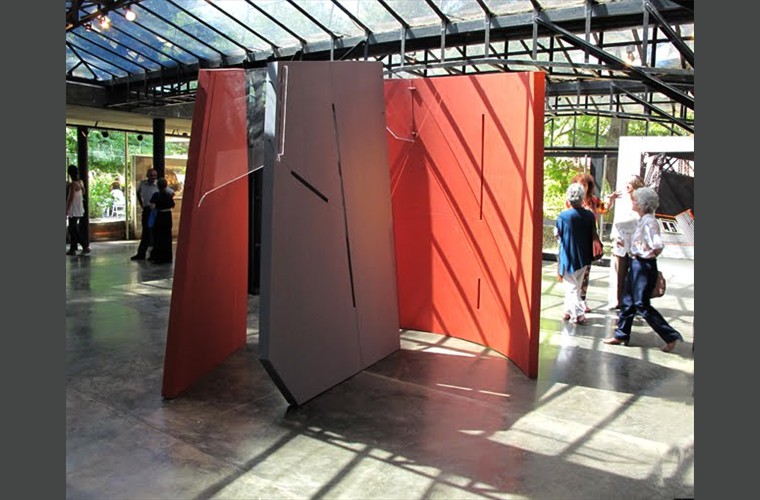 Movimiento en el espacio - Salon Manuel Belgrano 2010 MDF y acrilico  2,50 x 2,50 x 2,50 mts